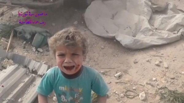 شاهد...طفل سوري يصرخ بعد نجاته من الصواريخ