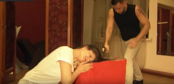 حلاق روسي يحلق الشعر بالفأس