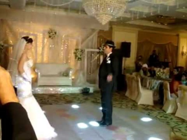 استوحي من تحدي الرقص بين عروسين