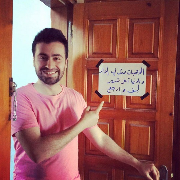 خوفاً من السرقة والقتل.. لافتة بغزة"الدهبات مش بالبيت لف وارجع"