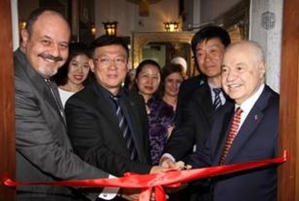 مسؤول صيني يفتتح المكاتب الجديدة لمعهد طلال أبوغزالة