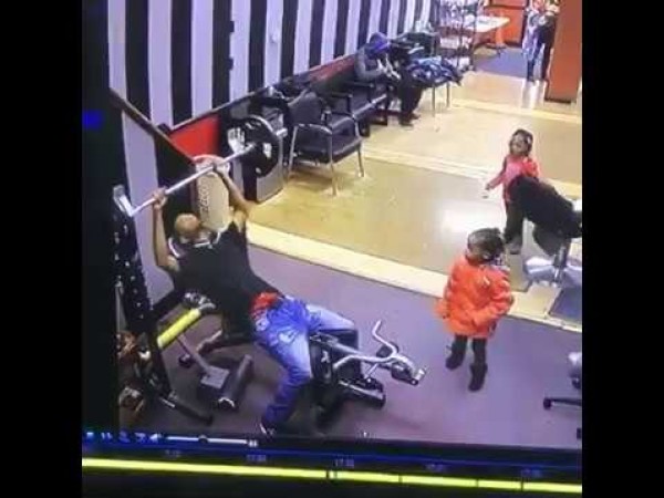 موقف محرج لشاب في صالة جيم