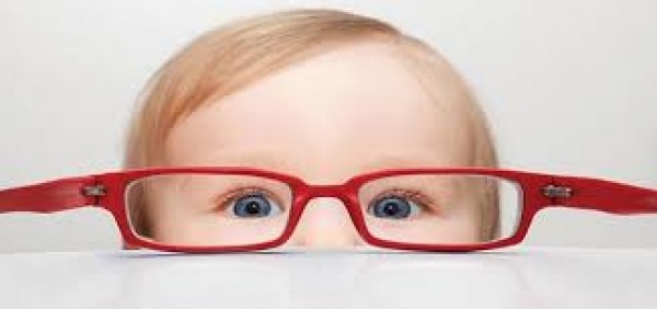 كيف أعرف إذا كان طفلي مصاب بضعف النظر؟