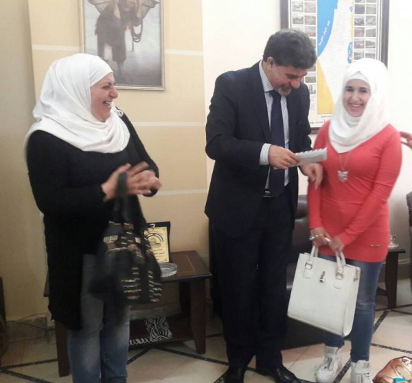 السفيرعبد الهادي يسلم مكرمة مالية من الرئيس عباس لطالبة ضريرة