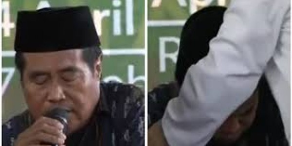 لحظة وفاة أشهر قراء أندونيسيا أثناء تلاوة القرآن
