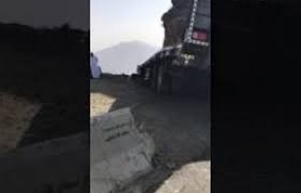 سائق يتحدى الموت بالطرق الوعرة