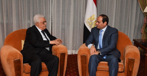 الرئيس عباس يصل القاهرة.. ومشاورات مهمة مع السيسي