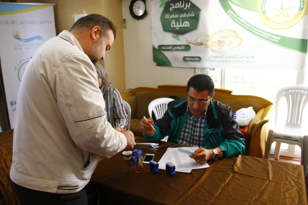مكتب الحملة الوطنية السعودية تستكمل توزيع أطقم الاواني المنزلية