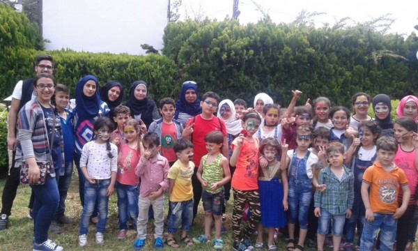فريق "أنا" الشبابي ينظم رحلة ترفيهية للأطفال النازحين من سوريا