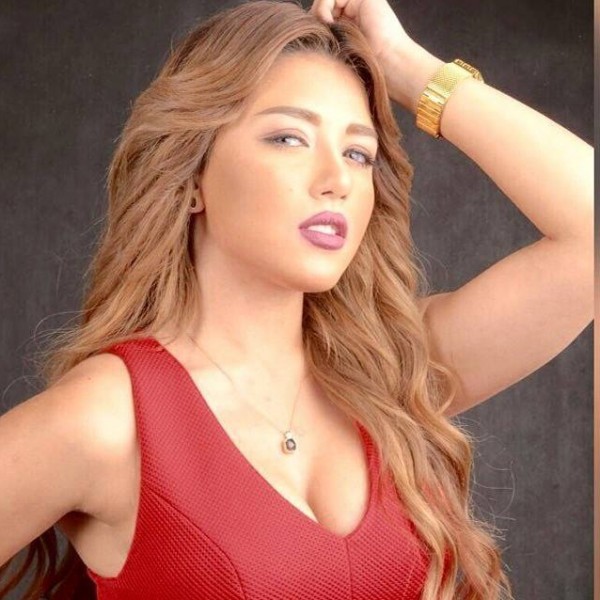سارة سلامة تثير الجدل بجلسة تصوير جريئة بـ"قميص فقط"!