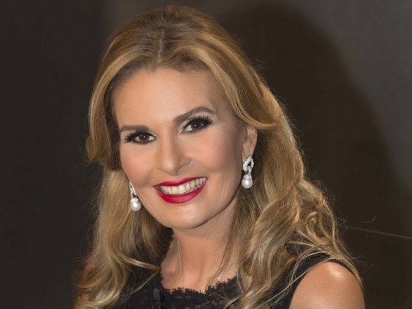 يسرا تظهر بالحجاب لأول مرة