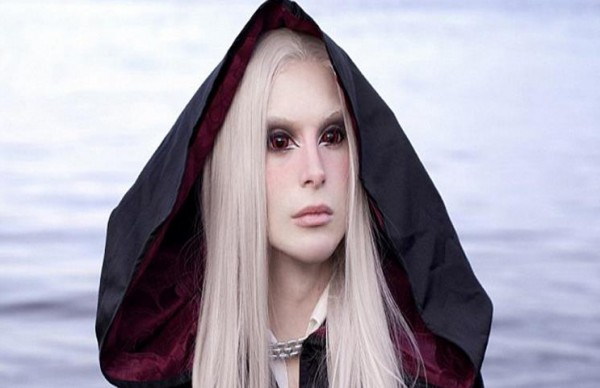 مراهق ينفق آلاف الدولارات للتحول إلى "جني صغير"