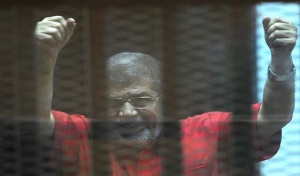 مرسي يطلب التواصل مع دفاعه بأمور تمس حياته