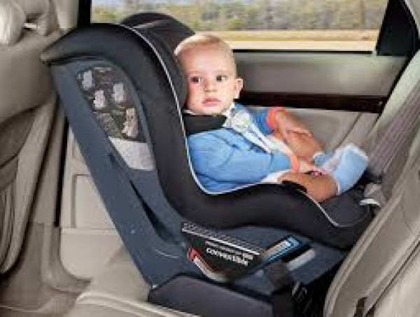 لا تجعلي طفلك حديث الولادة على مقعد السيارة لوقت طويل