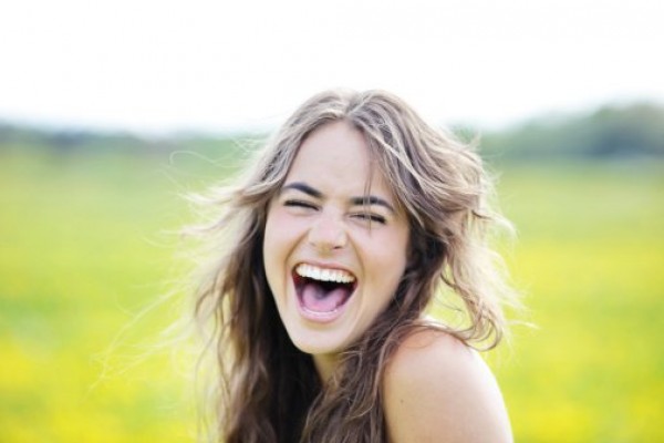 فوائد صحية للضحك بصوت مرتفع