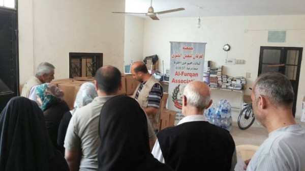 جمعية الفرقان توزع الغذاء على النازحين بمخيم عين الحلوة