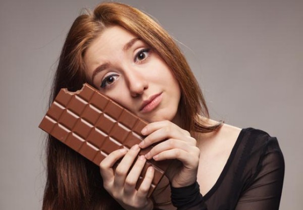 سبب عشق النساء للشوكولاتة