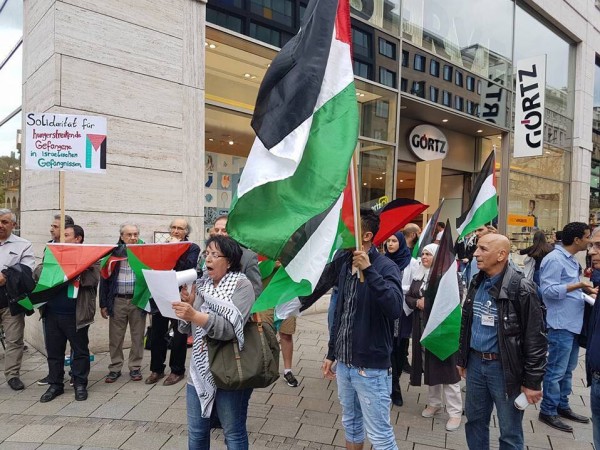 اتحاد نساء لأجل فلسطين بألمانيا ينفذ وقفة تضامنية مع الأسرى