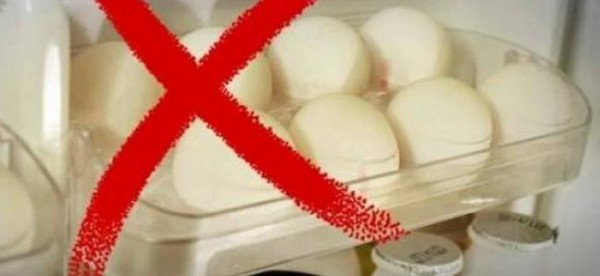 تحذير جادّ: لهذه الأسباب لا تضعوا البيض في باب البراد