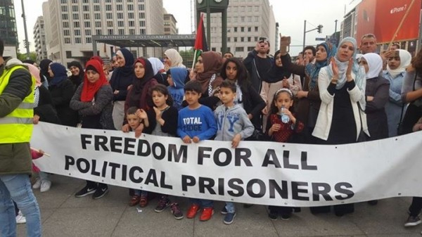 الجالية الفلسطينية والعربية تشارك في تظاهرة جماهيرية ببرلين