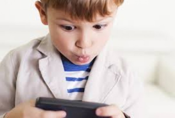 مخاطر أسرية من هاتف طفلك المحمول
