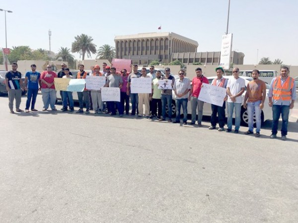 ﻿عمال بحرينيون يعتصمون أمام العمل: 4 أشهر بلا رواتب