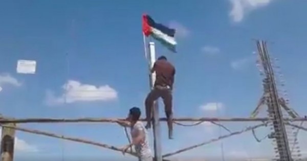 بالفيديو.. رفع العلم الفلسطيني على موقع عسكري إسرائيلي شرقي القطاع