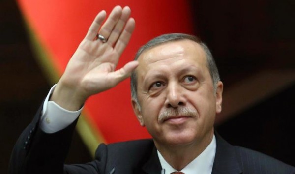 أردوغان يتفرج على حراسه وهم يعتدون على محتجين!