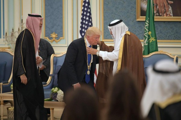 تقليد ترامب بأرفع وسام سعودي
