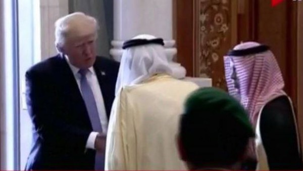 لحظة وصول ترامب مقر انعقاد القمة"الخليجية - الأمريكية"