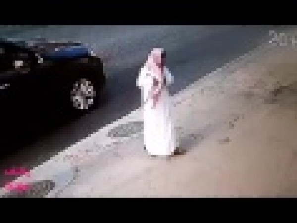 تصرف طريف للص في الكويت بعد اكتشافه كاميرا مراقبة