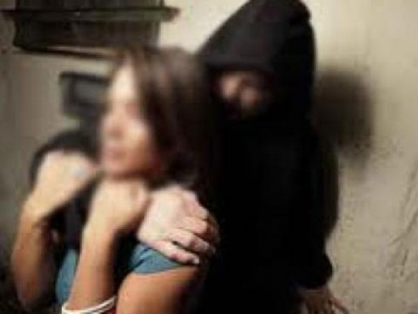 مصرية تروى تفاصيل اغتصابها في منزل خالها وتصويرها