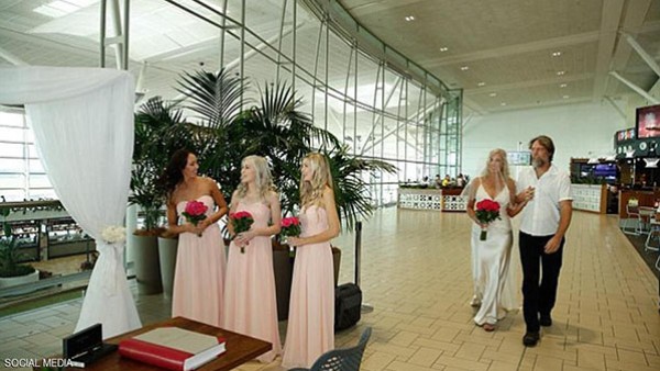 زفاف اضطراري في المطار