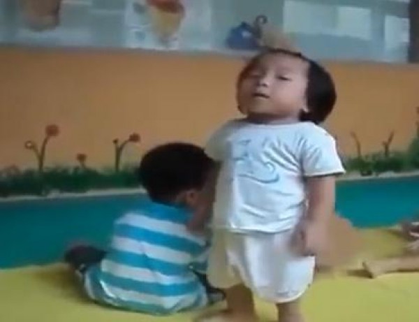 بالفيديو: مقطع طريف لطفل يقاوم النوم وهو واقف