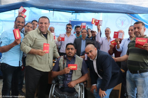 نقابة الصحفيين تسلم بطاقات الاتحاد الدولي للصحفيين في غزة
