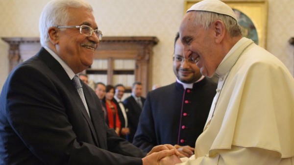 خلال اتصال هاتفي.. الرئيس عباس والبابا فرنسيس يبحثان المستجدات الفلسطينية