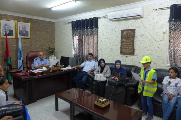 مديرية الشرطة تكرم إدارة مدرسة الشهداء الأساسية المختلطة