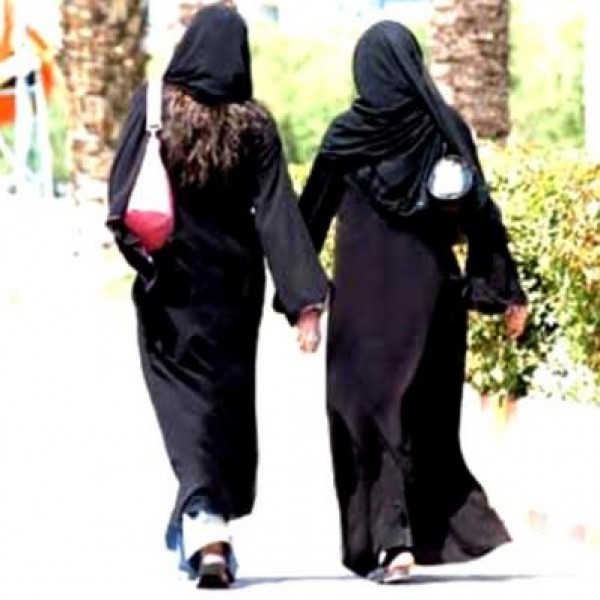 مافعله سعودي لزوجته لحظة خروجها من آخر امتحاناتها يُشعل المواقع!
