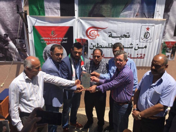 جبهة التحرير الفلسطينية تكرم قناة الميادين من خيمة اعتصام الاسرى