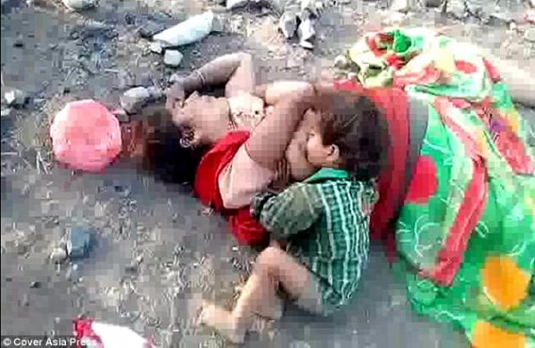صورة هزت العالم..طفل هندي يحاول أن يرضع من أمه الميتة!