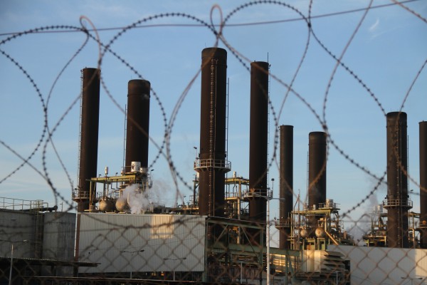 إسرائيل: سنضطر لتقليص إمدادات الكهرباء عن غزة