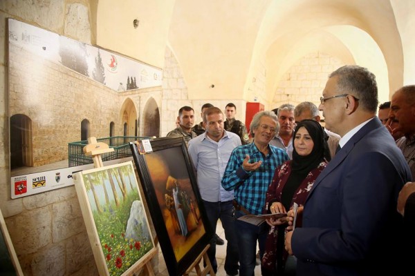الرئيس يكلف محافظ طولكرم بشراء لوحات من معرض للفن التشكيلي
