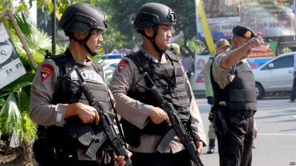 الشرطة الإندونيسية تعتقل 3 أشخاص على صلة بهجوم انتحاري