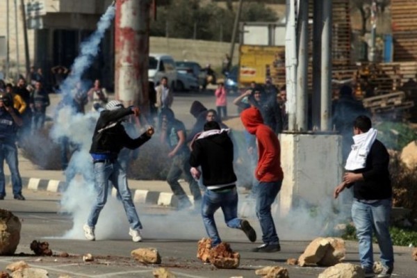 إصابات خلال مواجهات مع قوات الاحتلال الاسرائيلي بالضفة والقطاع