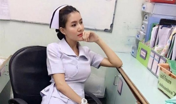 ممرضة تضطر للاستقالة من عملها بسبب ملابسها الضيقة