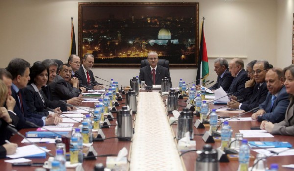 الحكومة تهنئ الشعب الفلسطيني برمضان وتتابع ملف الأسرى بقلق