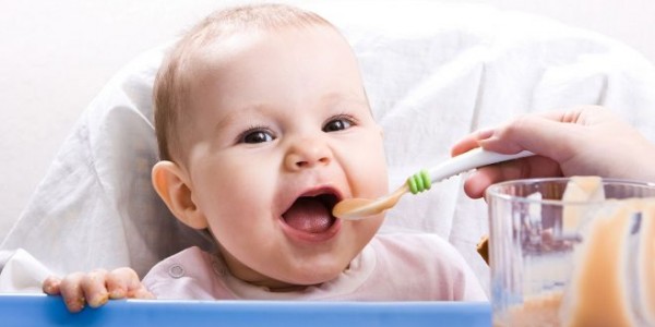 ما هي الأطعمة التي يجب إطعامها للطفل قبل النوم ؟