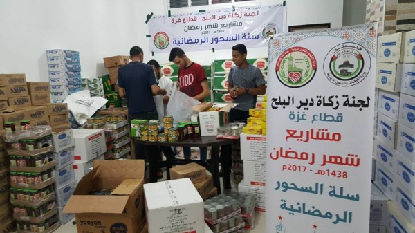 لجنة زكاة دير البلح توزع هدية رمضان