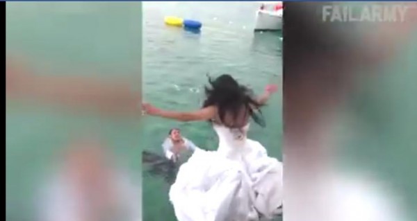 فيديو مروع لفقرة عروس بزفافها تعرضها للغرق!