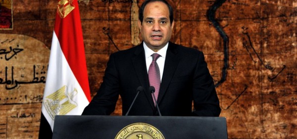 السيسي يتهم تنظيم الدولة بهجوم المنيا.. والطيران المصري يقصف ليبيا